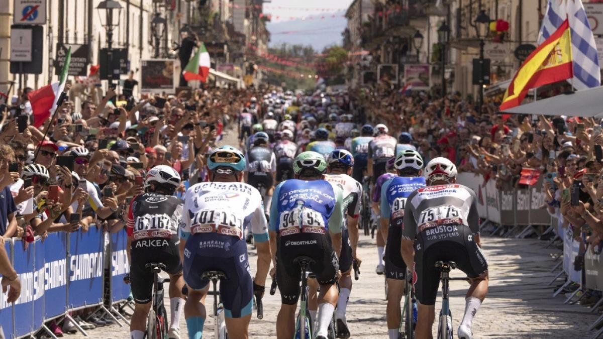 Das Fahrerfeld der Vuelta &aacute; Espa&ntilde;a in Aktion (Symbolbild). (Foto)