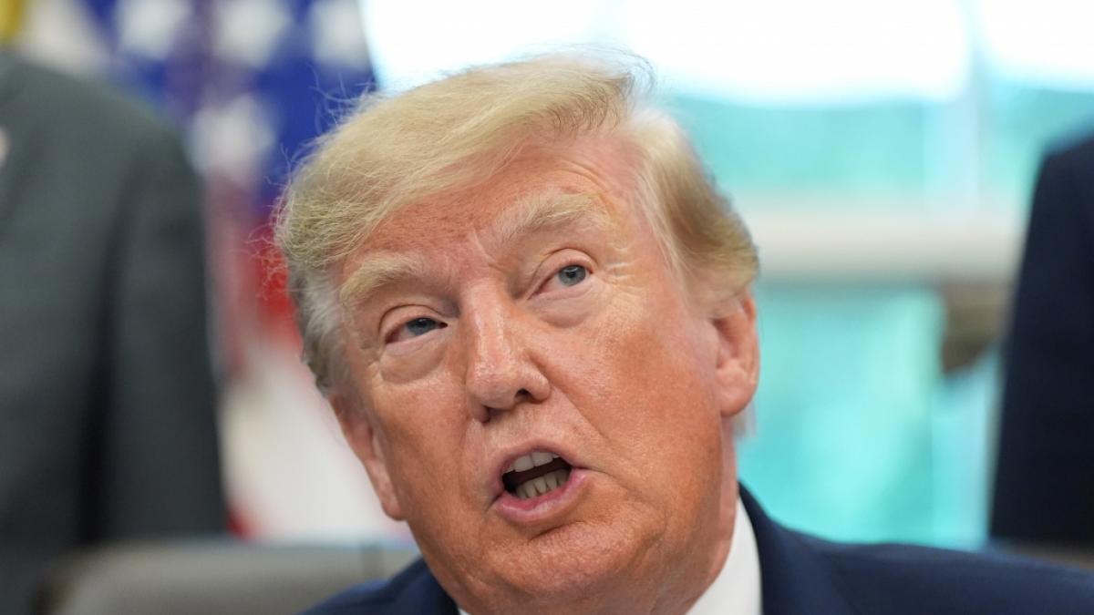 Donald Trump ben&ouml;tigte mutma&szlig;lich Hilfe beim Hinsetzen. (Foto)