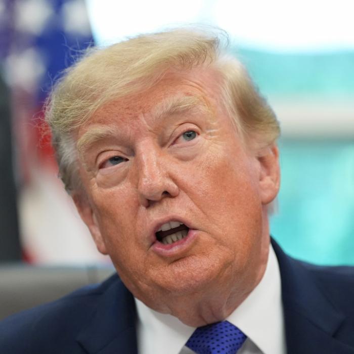 Donald Trump benötigte mutmaßlich Hilfe beim Hinsetzen.