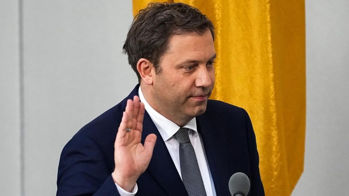 Bundesfinanzminister und Vizekanzler Lars Klingbeil (SPD) beim Ablegen des Amtseids im Bundestag. (Foto)