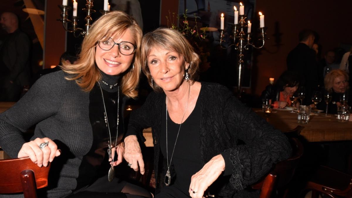 Uta Schorn, hier mit Schauspielkollegin Maren Gilzer (li.), wurde unter anderem durch "In aller Freundschaft" zum Publikumsliebling. (Foto)