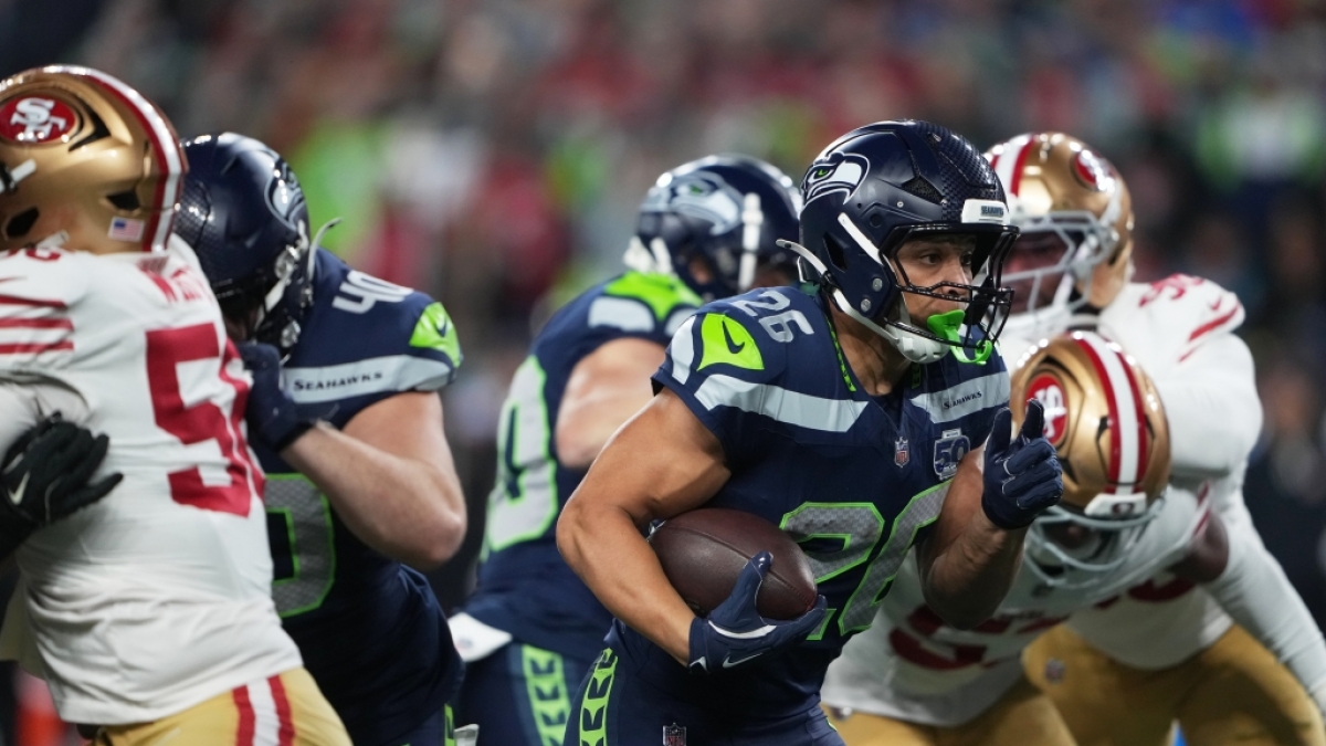 Zach Charbonnet von den Seattle Seahawks l&auml;uft den Ball gegen die San Francisco 49ers in den Playoffs, am 17.01.2026. (Symbolbild) (Foto)