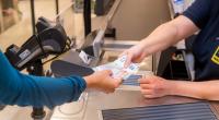 Das Abheben von Bargeld an der Supermarktkasse wird zu einer immer attraktiveren Alternative zum Bankautomaten.