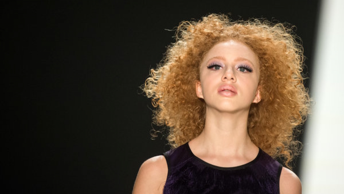 Anna Ermakowa l&auml;uft im Jahr 2015 bei der Mercedes-Benz Fashion Week in Berlin. (Foto)
