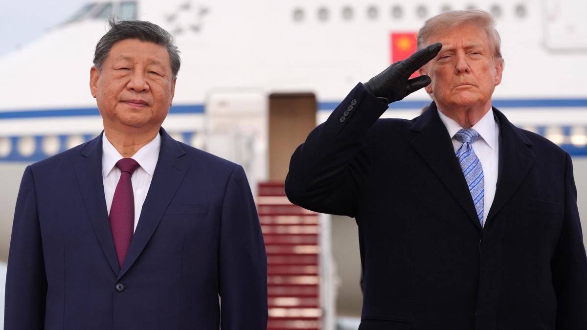 Donald Trump warf mit seiner Kleiderwahl Fragen auf: Wieso trug der US-Pr&auml;sident bei 18 Grad zum Empfang von Xi Jinping Lederhandschuhe? (Foto)