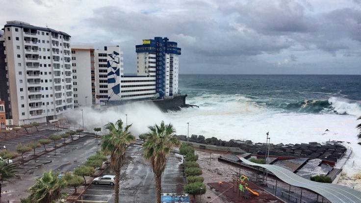 Schwere Unwetter mit Riesenwellen von bis zu sechs Metern Höhe haben auf den Kanarischen Inseln zu Verwüstungen geführt.