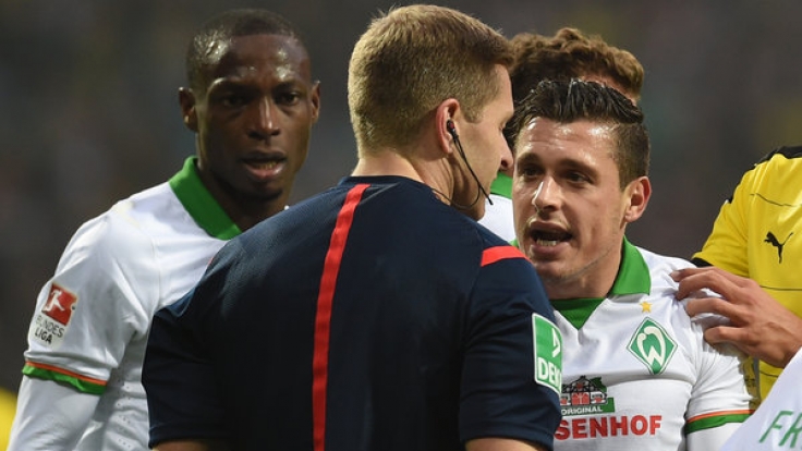 Ujah und Junuzovic belagern Schiri Welz.