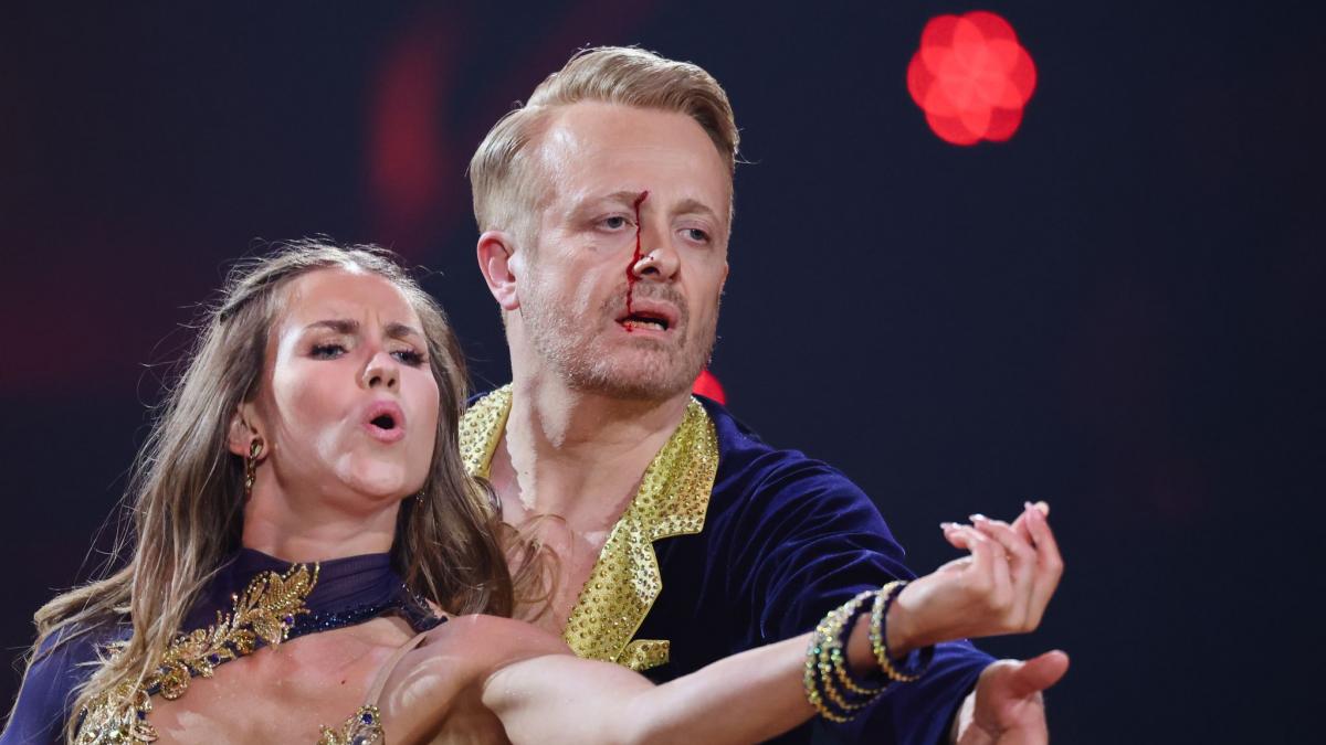 Ross Antony tanzt mit blutender Wunde mit Tanzpartnerin Mariia Maksina. (Foto)