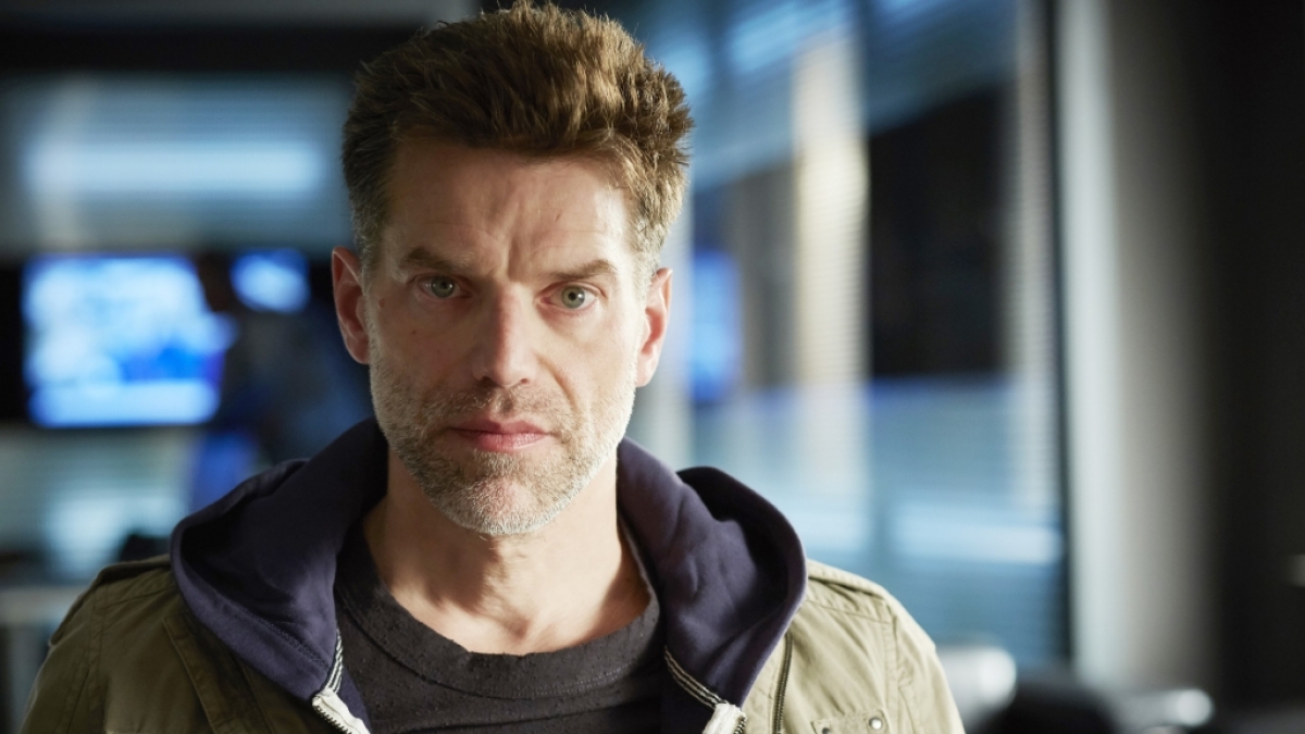 Semirs erster Partner Frank Stolte (Johannes Brandrup) taucht bei den beiden Autobahnpolizisten auf und bezichtigt sich selber eines Verbrechens. (Foto)