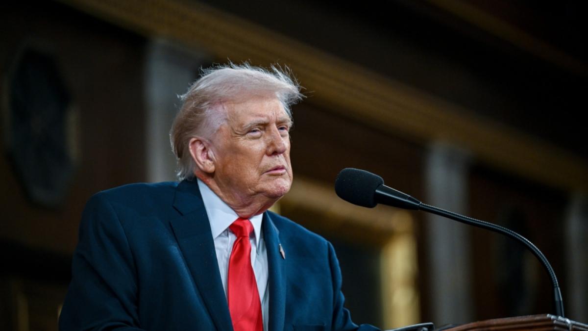 Offenbar f&uuml;r Gavin Newsom ein schwieriger Anblick: US-Pr&auml;sident Donald Trump mit fliegendem Haar. (Foto)