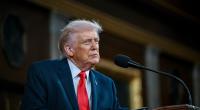 Offenbar für Gavin Newsom ein schwieriger Anblick: US-Präsident Donald Trump mit fliegendem Haar.