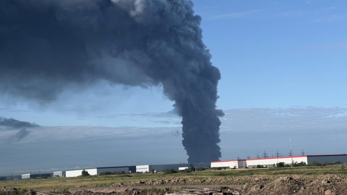 Nach ukrainischen Drohen-Angriffen auf die Region Moskau steht erneut ein riesiges Warenlager des Online-Gro&szlig;h&auml;ndlers Wildberries in Flammen. (Foto)