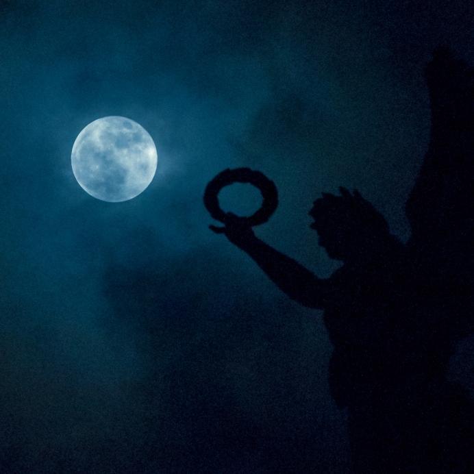 So faszinierend strahlt der blaue Vollmond heute