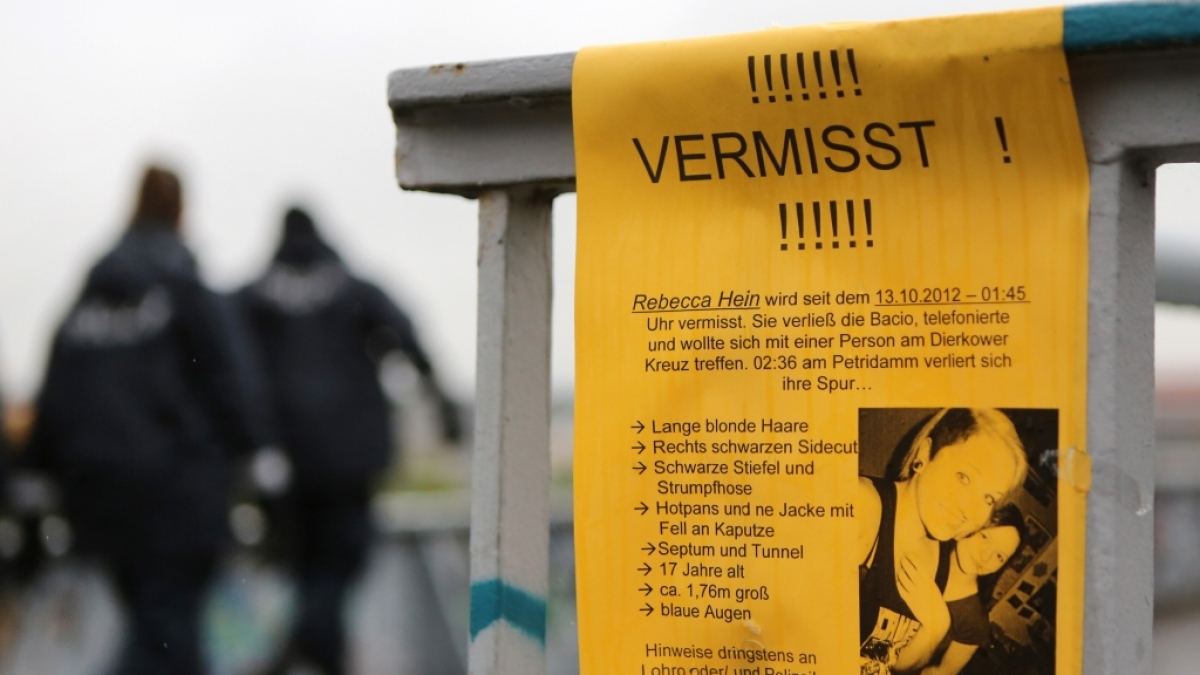 Oktober 2012: Die Polizei sucht nach der 17-Jährigen Rebecca aus Rostock. Ein 28-Jähriger hat sie verschleppt. Fast vier Tage lang hält er sie gefangen und missbraucht sie mehrfach. Dann gelingt ihr die Flucht. (Foto)