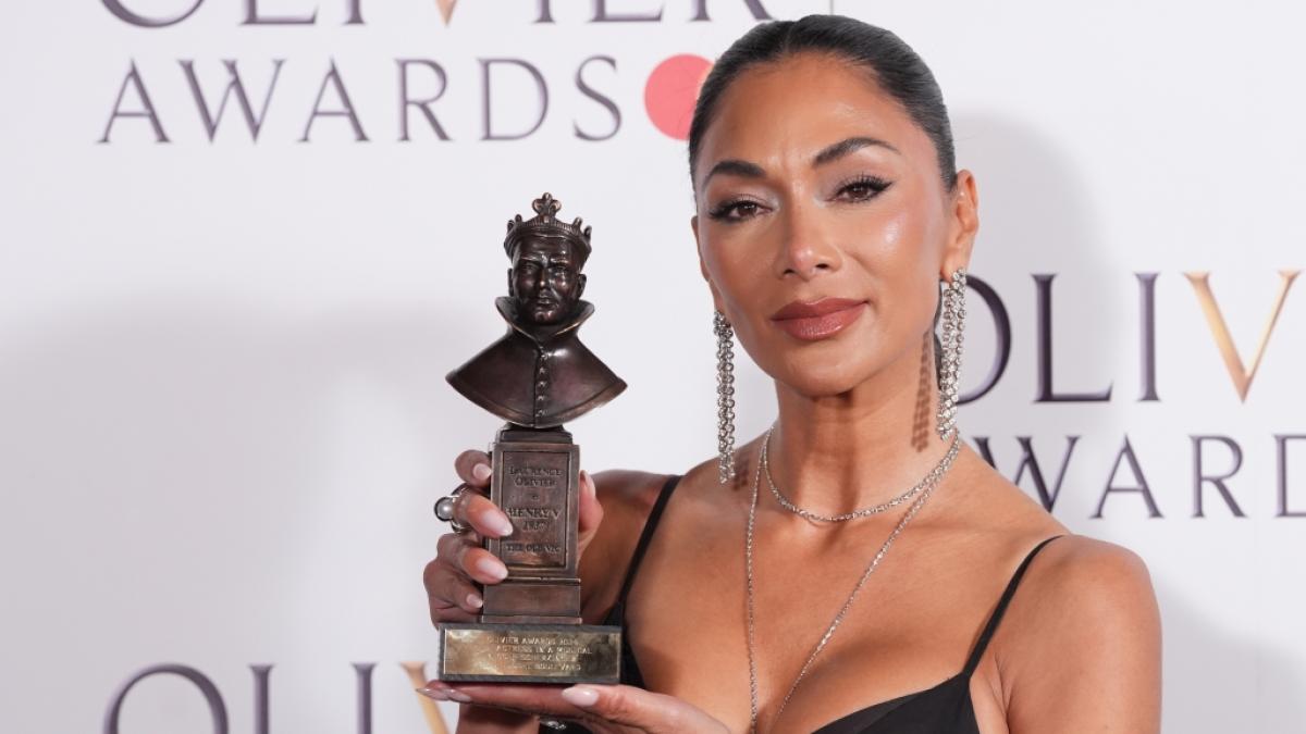 Nicole Scherzinger (hier mit ihrem Olivier Award) zeigt in einem neuen Instagram-Video wieder viel Haut. (Foto)