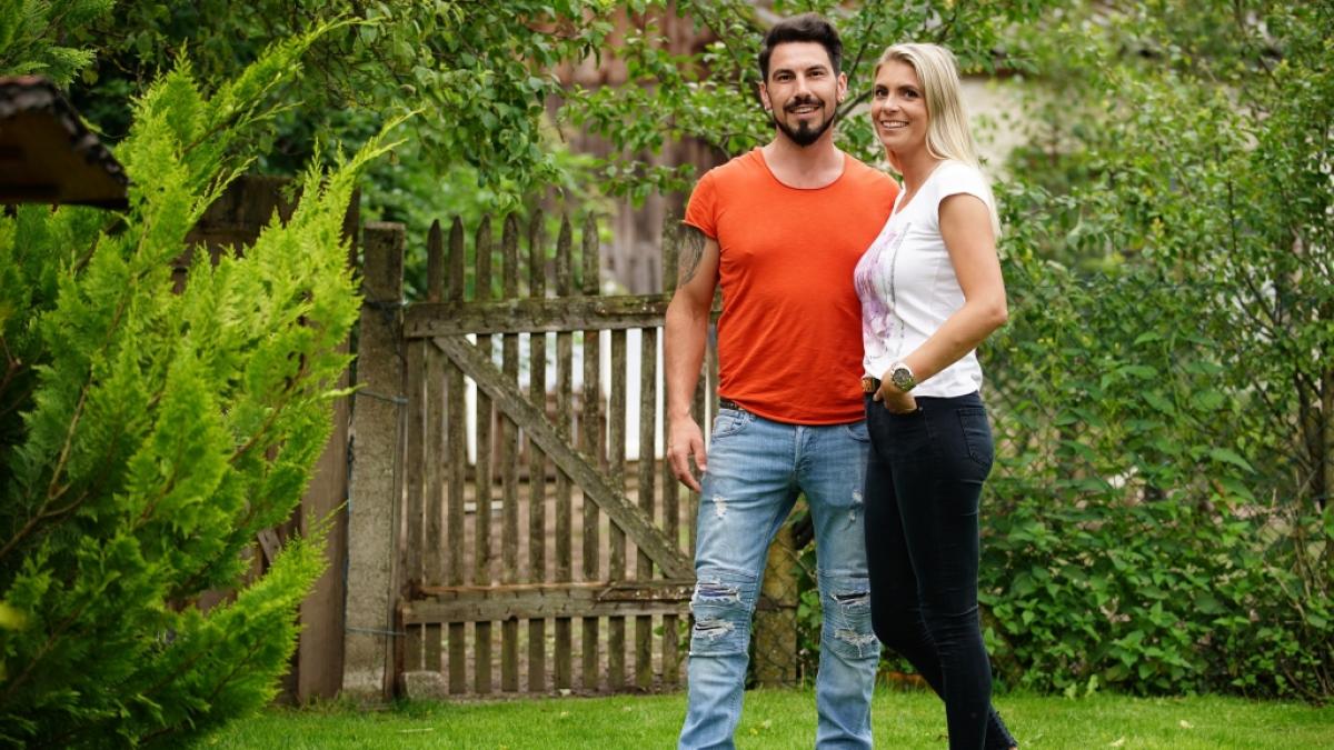 Biobauer Mathias (33) aus Bayern und Sabrina (33) aus Schleswig-Holstein w&auml;hrend ihrer gemeinsamen Hofwoche. (Foto)