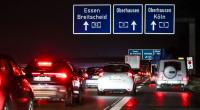 Bei unzureichendem Sicherheitsabstand kann es insbesondere auf der Autobahn zu schweren Auffahrunfällen kommen.