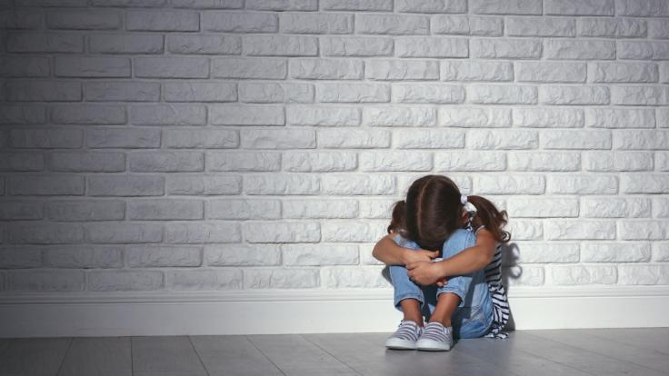 Das Mädchen wehrte sich vehement gegen die Angebote der Männer.
