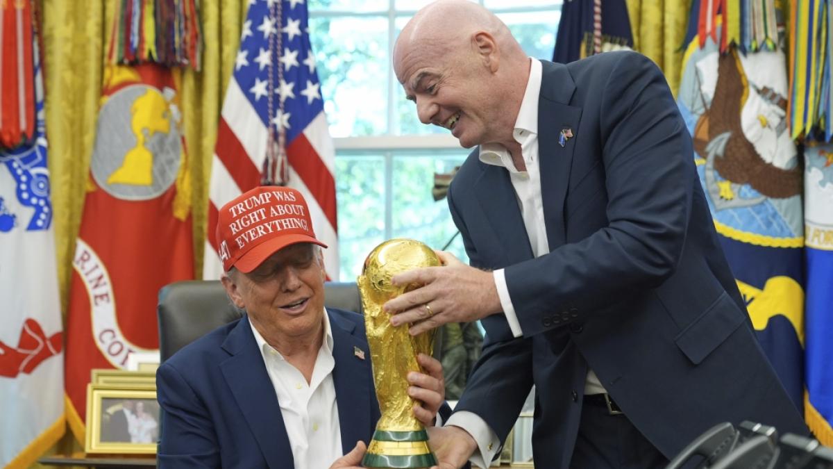 FIFA-Pr&auml;sident Gianni Infantino (r.) &uuml;berreicht Donald Trump (l.) den WM-Pokal im Oval Office. Das Fu&szlig;ballturnier im eigenen Land birgt f&uuml;r den US-Pr&auml;sidenten sowohl Chancen als auch Risiken. (Foto)