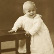 Prinz Philip als Baby im Jahr 1922.