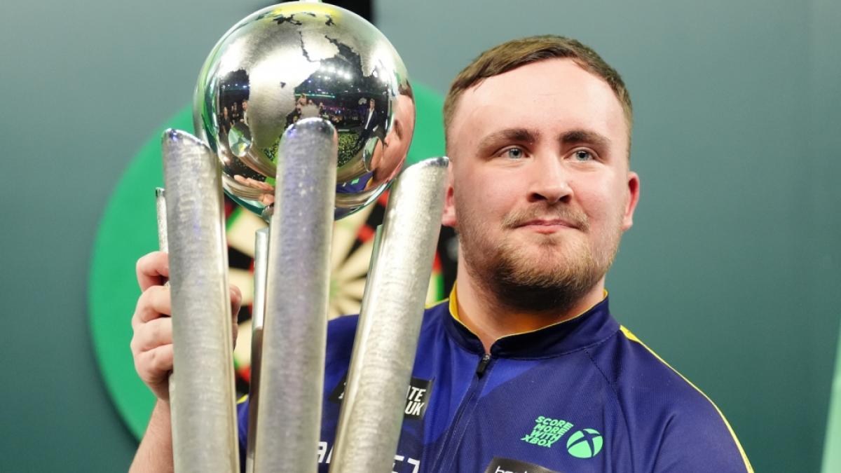Da ist das Ding! Luke Littler als frischgebackener Darts-Weltmeister 2025 mit der Sid-Waddell-Trophy. (Foto)
