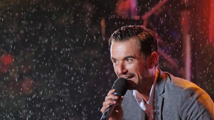 Florian Silbereisen stand bei Regen auf der Bühne.