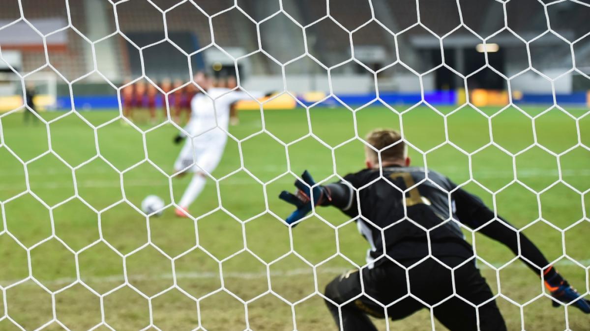 Nach einem gehaltenen Elfmeter brach der belgische Torh&uuml;ter Arne Espeel (25) zusammen und starb. (Symbolfoto) (Foto)