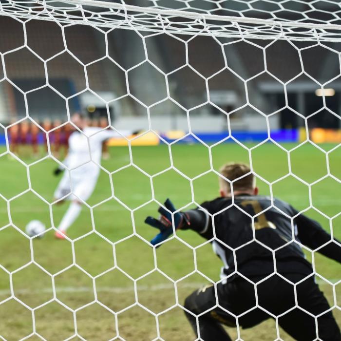 Drama bei Fußballspiel! Torwart (25) hält Elfmeter und stirbt
