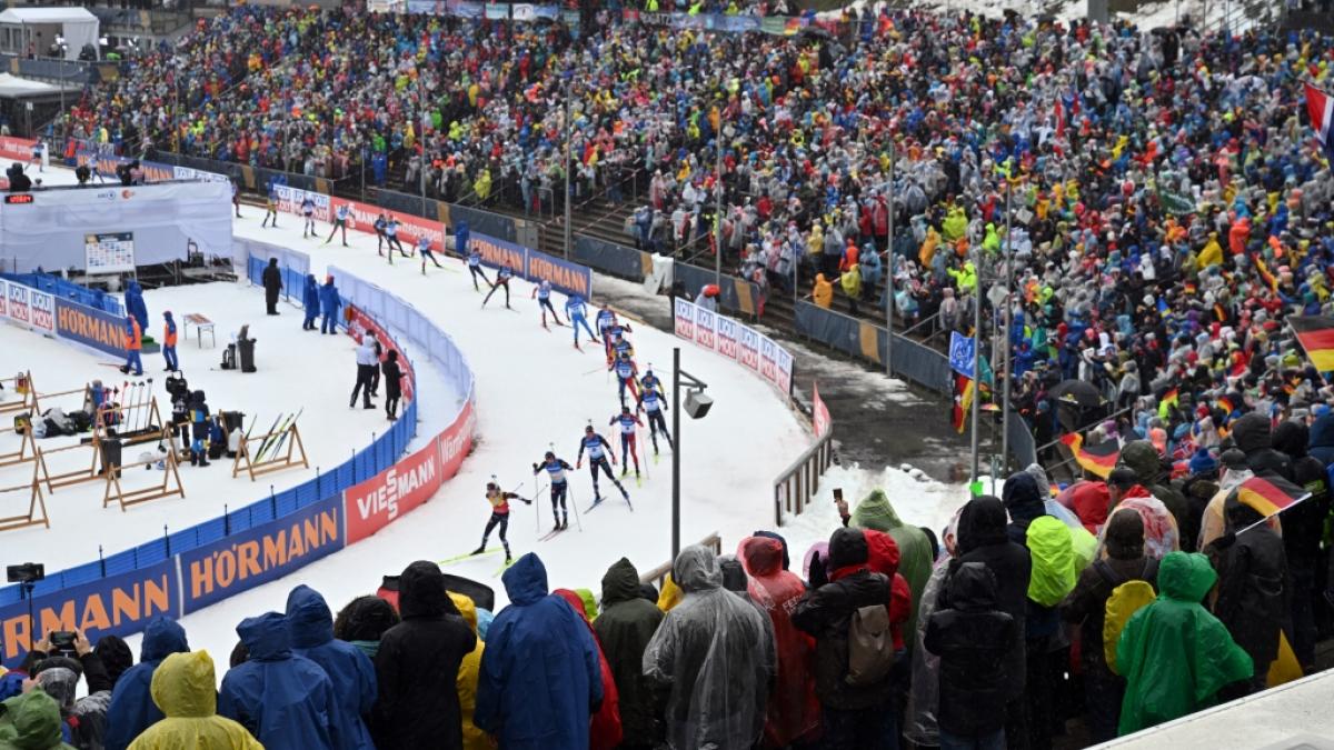 Beim Biathlon-Weltcup in Oberhof sorgten Anfang Januar 2024 wieder zahlreiche Zuschauer f&uuml;r ausgelassene Stimmung. (Foto)