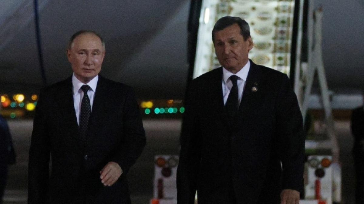 Der russische Pr&auml;sident Wladimir Putin wurde bei seiner Ankunft in Turkmenistan vom turkmenischen Au&szlig;enminister Raschid Meredow (r) begr&uuml;&szlig;t. (Foto)