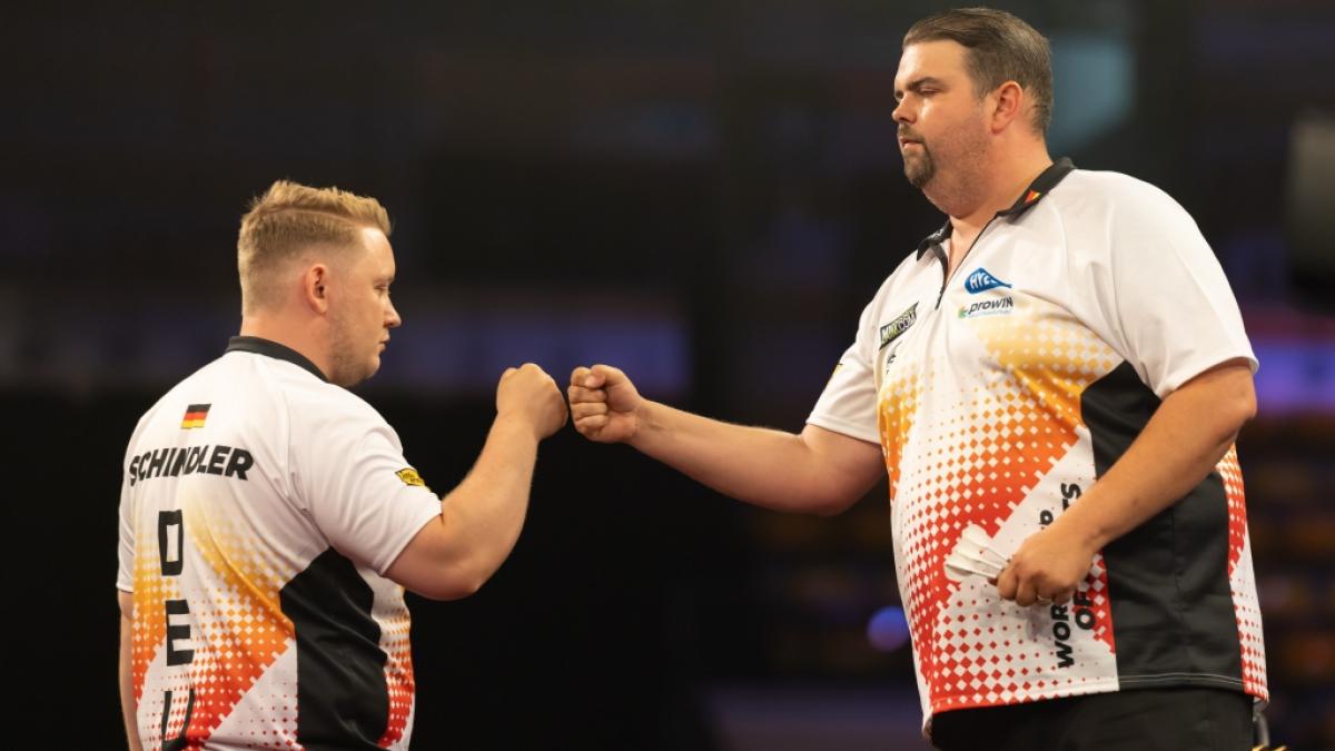 Team Deutschland mit Martin Schindler (li.) und Gabriel Clemens hat sich bei der Team-Darts-WM 2023 in Frankfurt bis ins Viertelfinale vorgek&auml;mpft und muss am Sonntag (18.06.2023) gegen Team England mit Rob Cross und Michael Smith ran. (Foto)