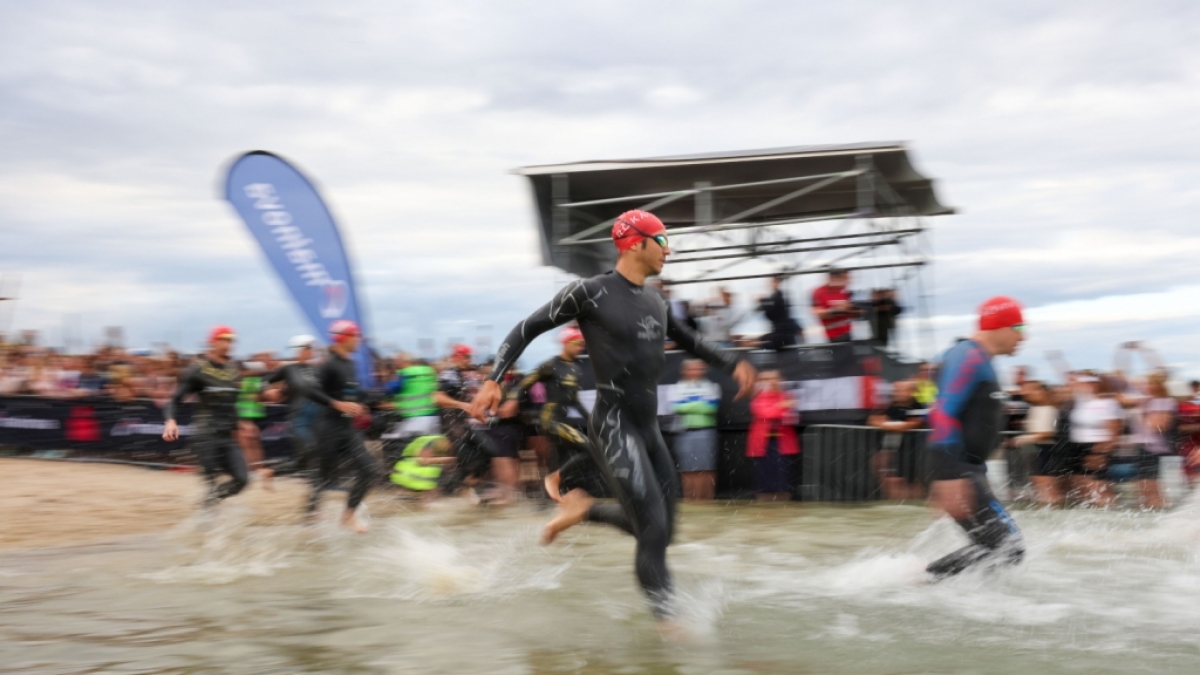Bei der Triathlon-EM 2022 messen sich die Teilnehmer in den Disziplinen Schwimmen, Radfahren und Laufen. (Foto)