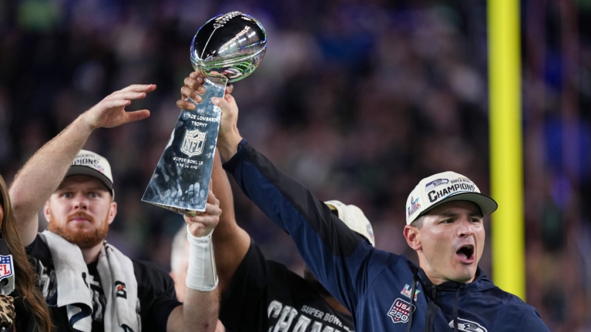 Cheftrainer Mike MacDonald und Quarterback Sam Darnold heben die Lombardi-Troph&auml;e nach oben, am 09.02.2026. (Symbolbild) (Foto)