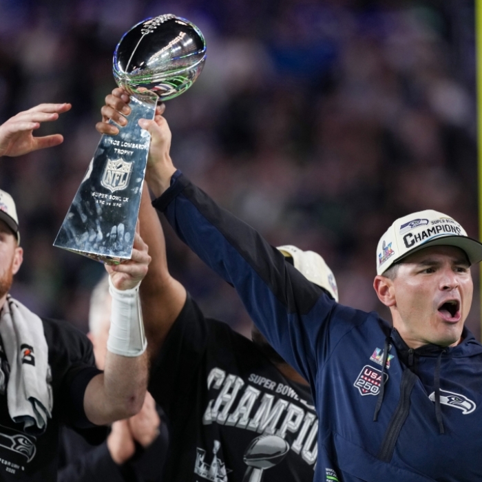 Cheftrainer Mike MacDonald und Quarterback Sam Darnold heben die Lombardi-Trophäe nach oben, am 09.02.2026. (Symbolbild)