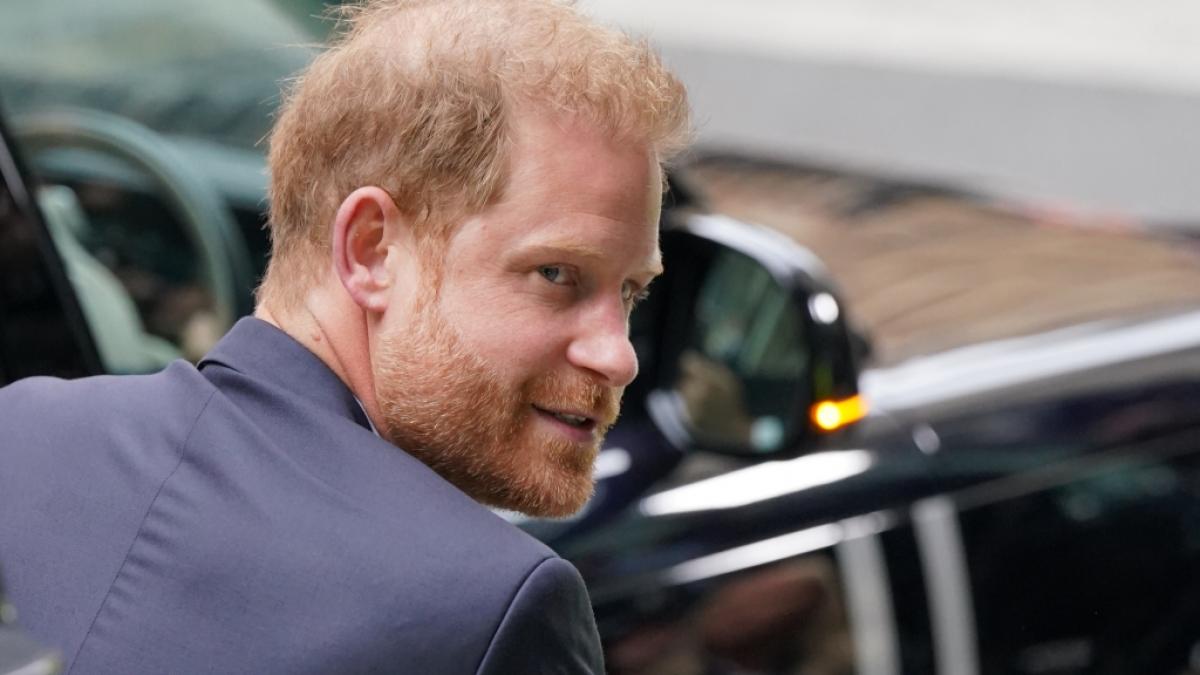 Prinz Harry sieht sich nach seiner &uuml;berst&uuml;rzten Heimkehr nach England mit b&ouml;sen Unterstellungen konfrontiert: Hat der Herzog von Sussex K&ouml;nig Charles III. krank gemacht? (Foto)