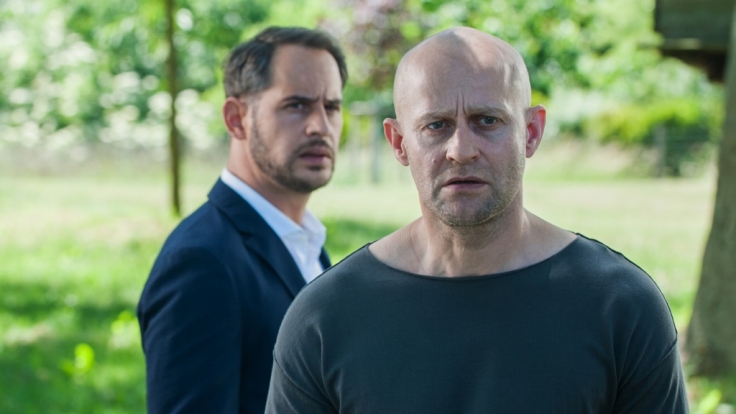 Kronberg (Moritz Bleibtreu, l.) lernt Waller (Jürgen Vogel, r.) kennen.