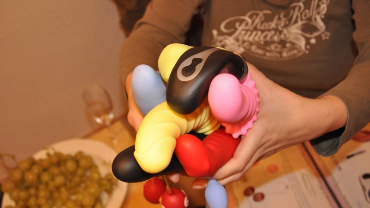 Dildos und Vibratoren aus dem Repertoire der Fee, daneben bietet sie Kamasutra- und Wohlf&uuml;hlprodukte an. (Foto)