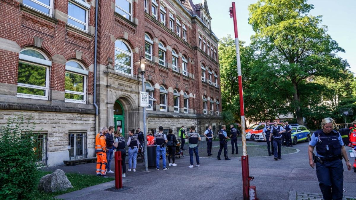Nach Angaben der Polizei sind bei einer Gewalttat an einer Grundschule in Esslingen am Neckar eine Frau und ein Kind verletzt worden. (Foto)
