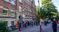 Nach Angaben der Polizei sind bei einer Gewalttat an einer Grundschule in Esslingen am Neckar eine Frau und ein Kind verletzt worden.