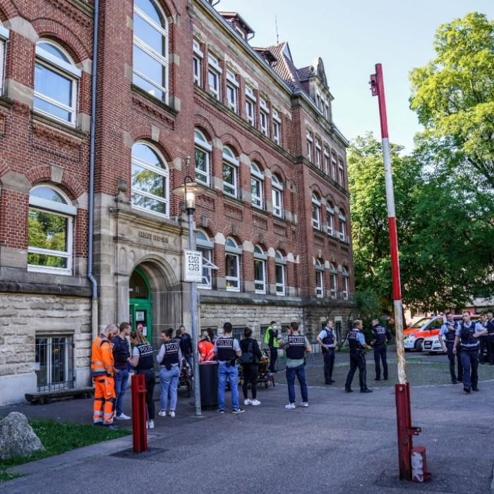Frau (61) und Mädchen (7) an Grundschule verletzt - Täter gefasst