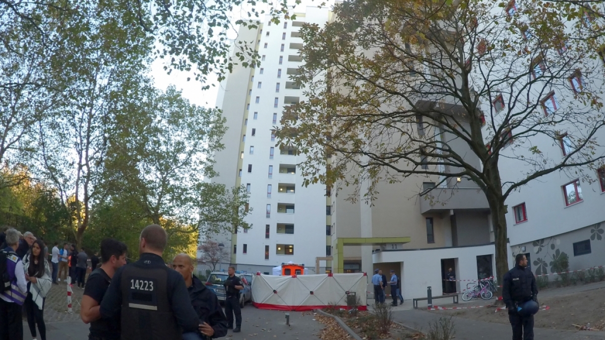 Polizisten stehen vor einem Hochhaus im M&auml;rkischen Viertel in Berlin. (Foto)