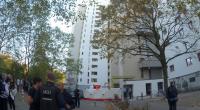 Polizisten stehen vor einem Hochhaus im Märkischen Viertel in Berlin.