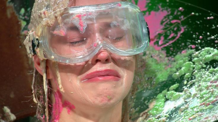 Bei der Challenge kann sich Laura die Tränen nicht verkneifen.