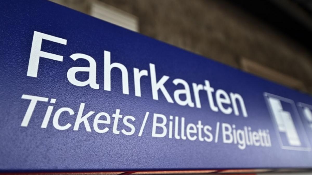 Die Nachrichten des Tages auf news.de:&nbsp;Deutschlandticket kommt: Twitter w&uuml;tet gegen 49-Euro-Ticket und prophezeit "totalen Flopp" (Foto)