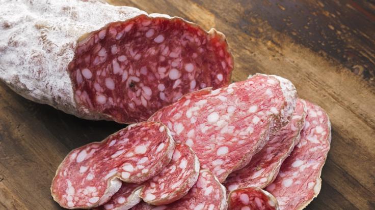 Aldi muss aktuell Rohwurst mit Edelschimmel zurückrufen.
