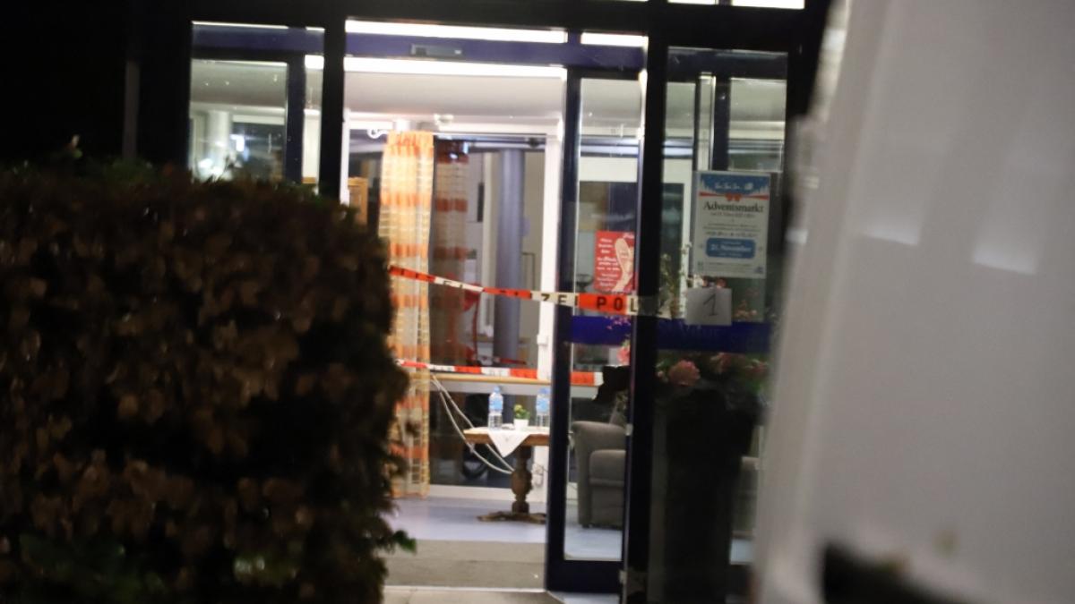 Der Eingang eines Seniorenheims ist mit Absperrband der Polizei abgesperrt. In einem Seniorenheim in Olfen im M&uuml;nsterland ist es zu einem Messerangriff gekommen. (Foto)