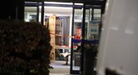 Der Eingang eines Seniorenheims ist mit Absperrband der Polizei abgesperrt. In einem Seniorenheim in Olfen im Münsterland ist es zu einem Messerangriff gekommen.