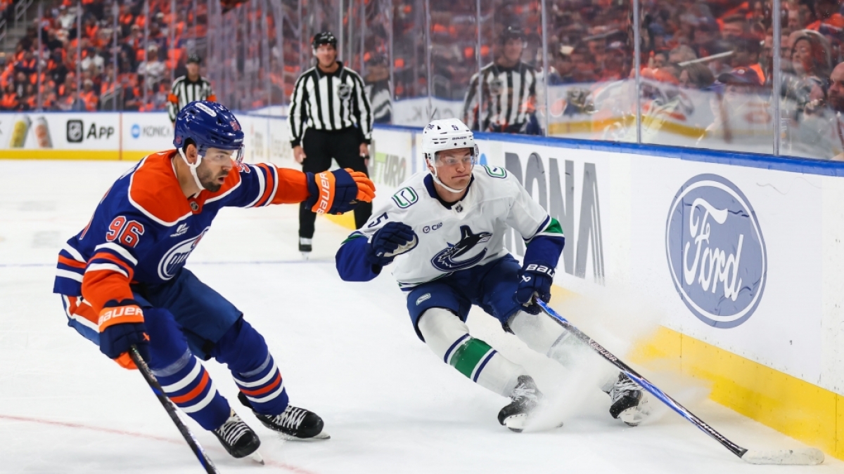 Eishockey, M&auml;nner: NHL, Hauptrunde, Edmonton Oilers - Vancouver Canucks. Jake Walman (96) von den Edmonton Oilers verteidigt gegen Tom Willander (5) von den Vancouver Canucks. (Foto)