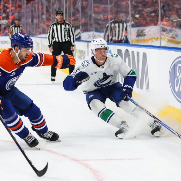Eishockey, Männer: NHL, Hauptrunde, Edmonton Oilers - Vancouver Canucks. Jake Walman (96) von den Edmonton Oilers verteidigt gegen Tom Willander (5) von den Vancouver Canucks.