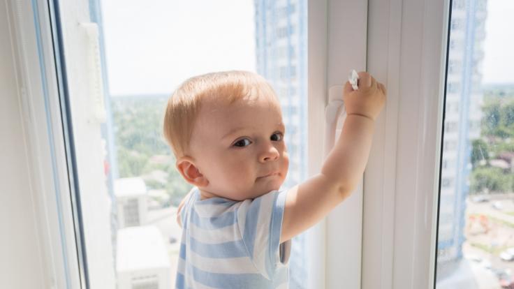 In England hat ein Mann ein zwei Jahre alten Jungen aus dem Fenster geworfen. (Symbolbild)